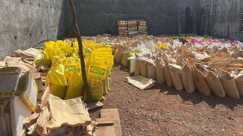 Mandsaur police raids a godown close to Rajasthan border, seized 25 tons of spurious fertilizers