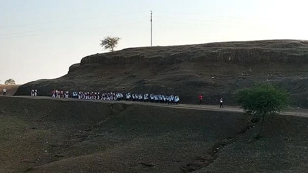 Barwani: Pati hostel girls forced to travel 8 km on foot every day to reach school