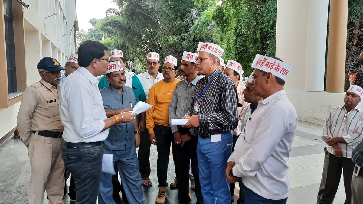 Ujjain: SAPAKS reiterates its demand of no reservation in promotion, submits memo