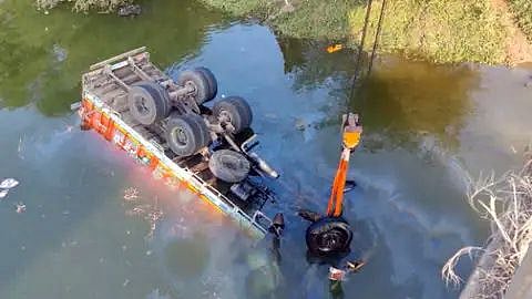 Ujjain: One dies, 2 missing as truck 
falls off bridge over Chambal