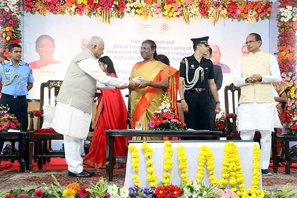 Governor presenting  memento to the President at Raj Bhawan on Tuesday