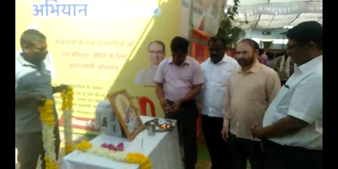 Mhow: Prabhat pheris start State
Foundation Day celebrations