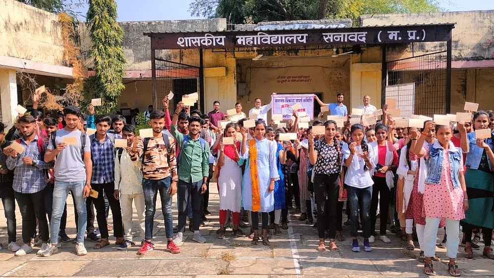 MP: Postcard campaign launched to press for railway-related demands    