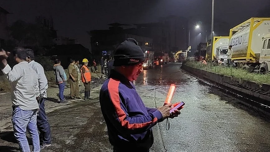 Thane: Tanker carrying cooking oil overturns in Mumbra; none hurt          | 