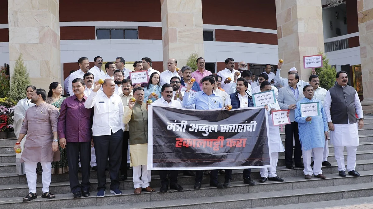 Opposition leaders holding up oranges and placards against incumbent government and Abdul Sattar | Sanjay jog/ FPJ