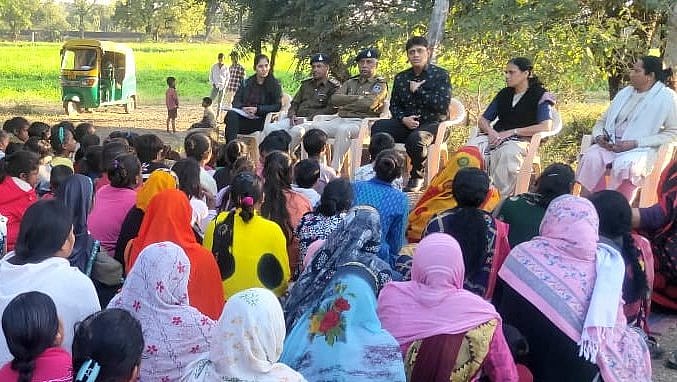 Indore: Cops hold prog on narcotics and cybercrime at slum