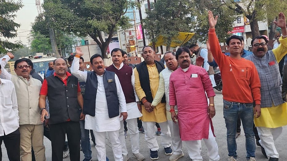 Congress workers shout slogans near Police Control Room