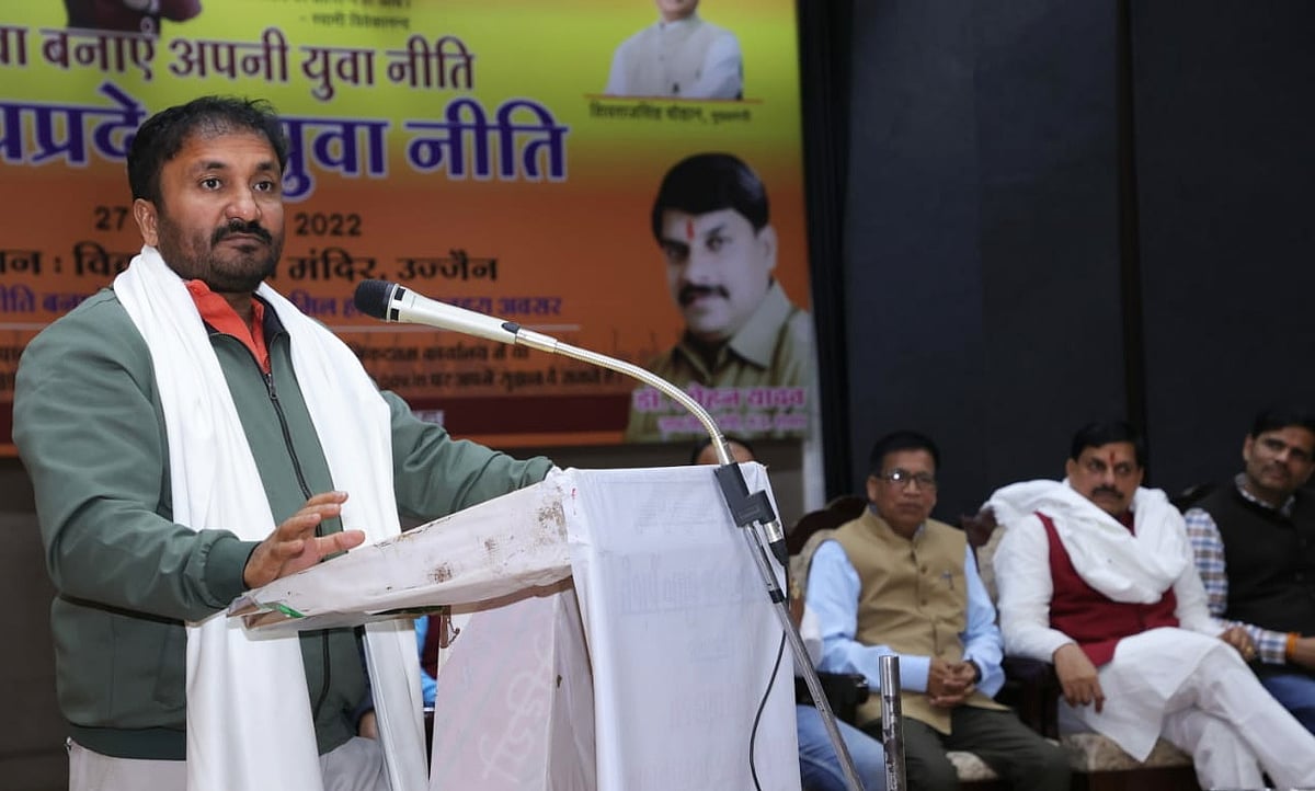 Famous motivator Anand Kumar addresses a programme based on Youth Policy of Madhya Pradesh in Ujjain | FP Photo