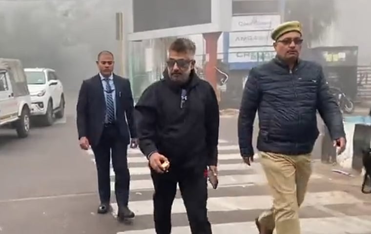 Vivek Agnihotri surrounded by Y security | Twitter