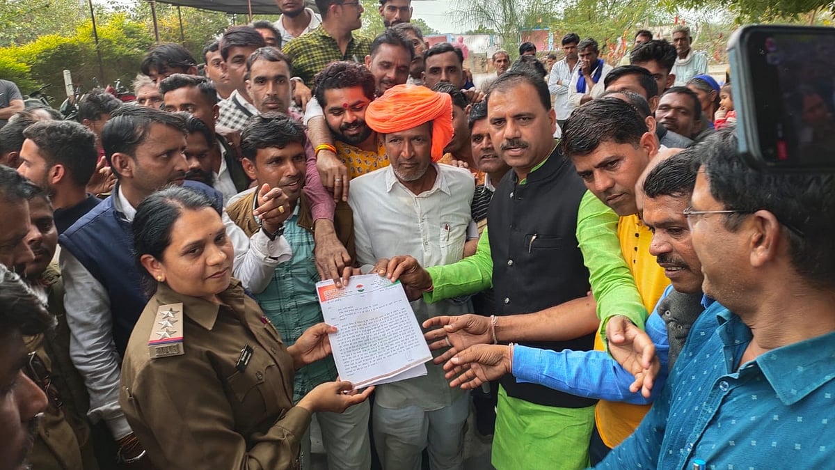 Madhya Pradesh: Sahara India depositors hold massive protest, conduct rally in Alot