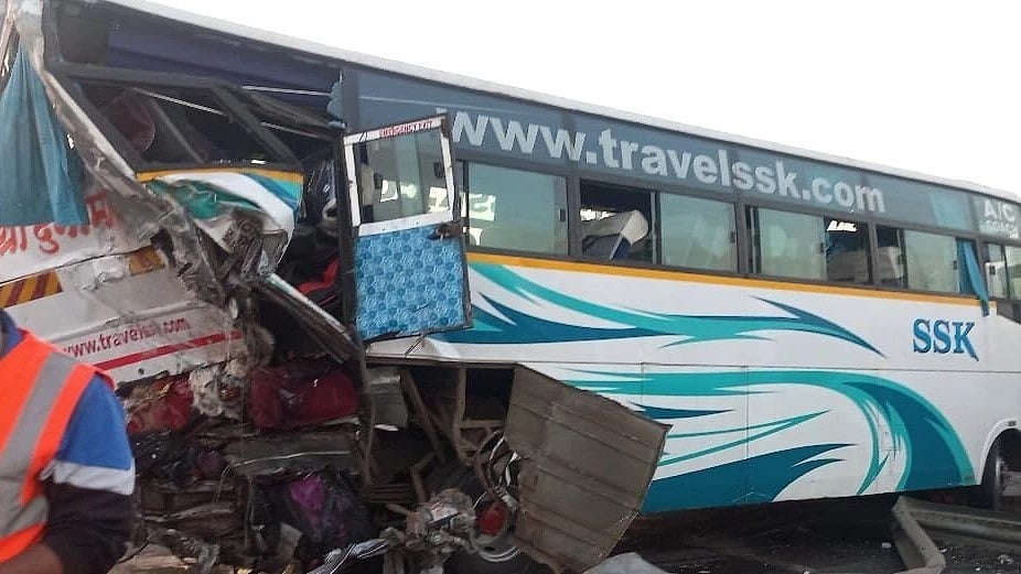 1 dead, 10 injured as  private bus, trailer collide on Mumbai-Pune Expressway