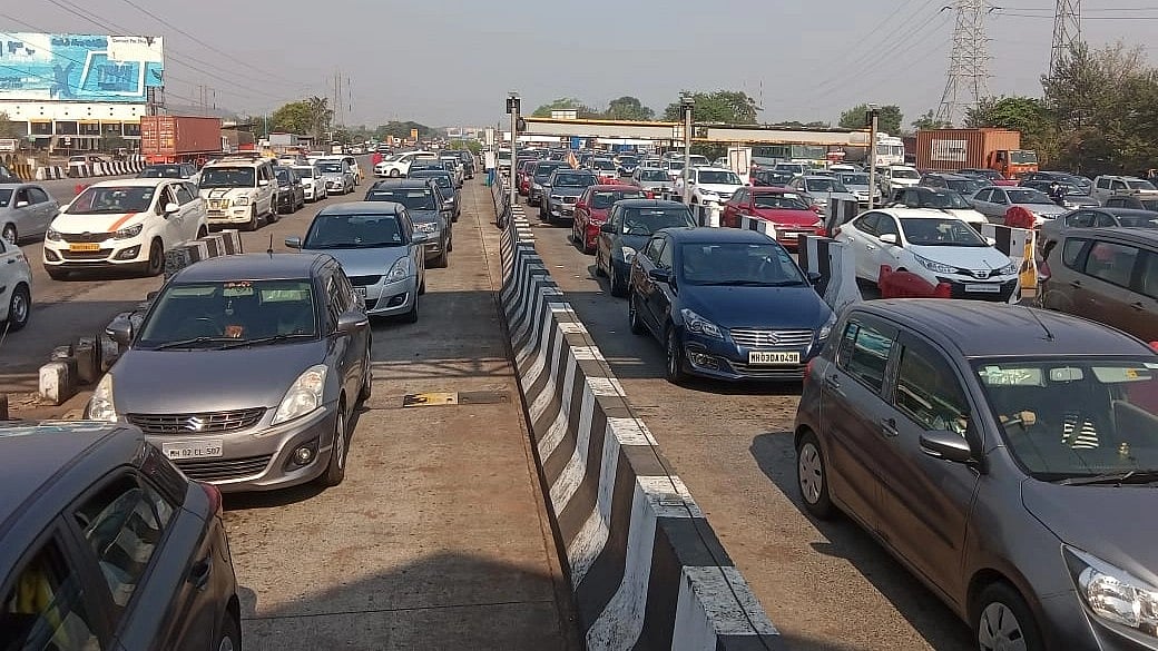 Christmas 2022: Heavy traffic at Mumbai-Pune Expressway, long queues of vehicles