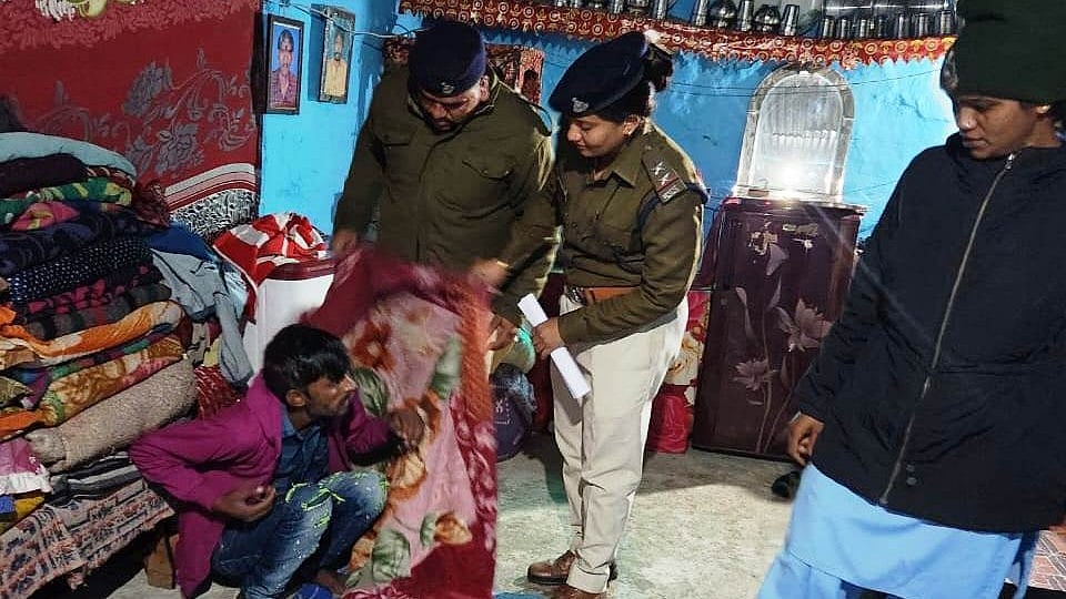 Indore: Criminal hides under quilt to evade arrest
