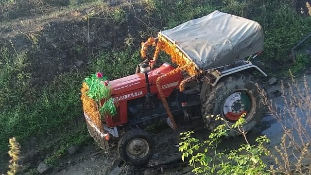 Madhya Pradesh: Tractor-trolley with MP labourers overturns in ...