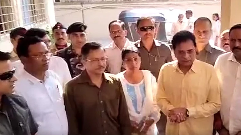 Shraddha Walkar's father Viks Madan Walkar along with BJP leader Kirit Somaiya | Screengrab