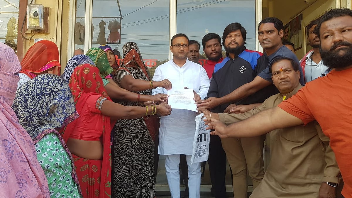 Madhya Pradesh: Sanitation workers hand memo over salary delay in Sanawad