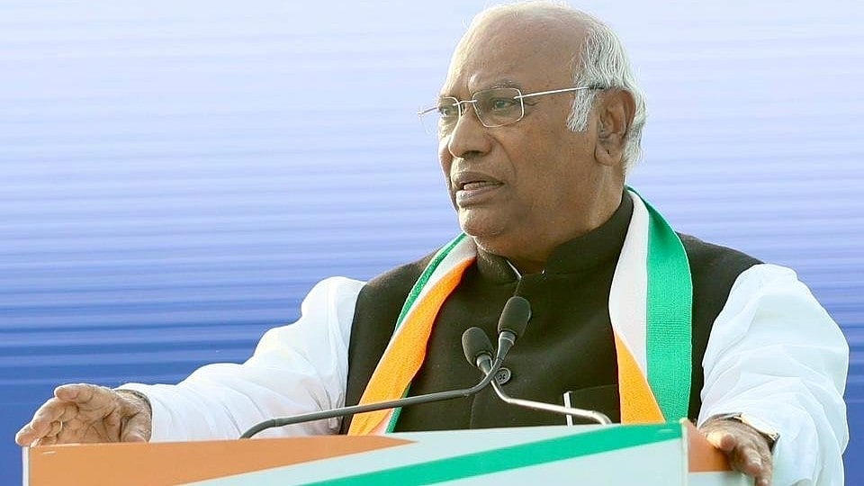 INC president Mallikarjun Kharge addressing a rally ar Rajasthan's Alwar during Bharat Jodo Yatra.  | Twitter