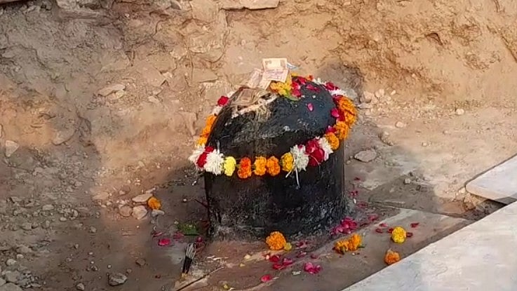 Madhya Pradesh: 'Shivling' found during an excavation in Gwalior, hundreds of people start offering prayers