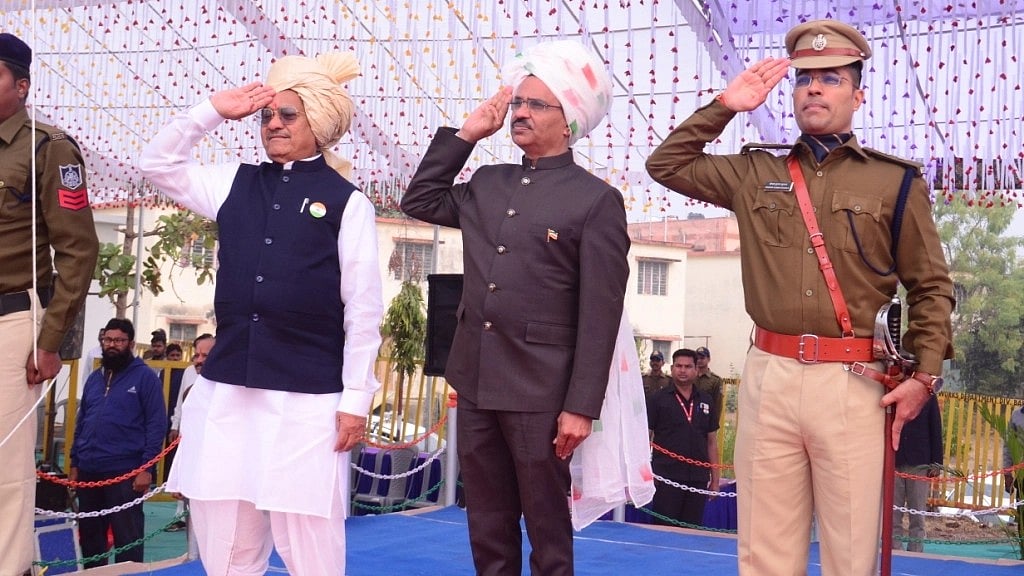 Madhya Pradesh: In Barwani, to motivate school kids, cabinet minister dance on tune of mandal