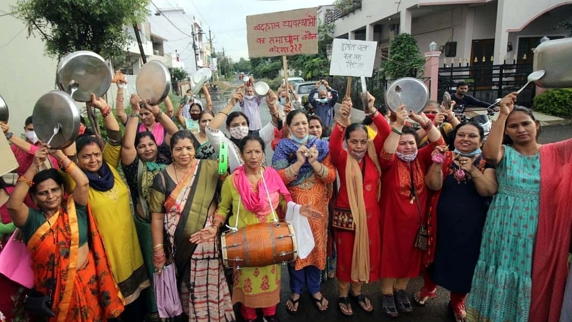 Madhya Pradesh: In Agar, Anganwadi workers, assistants beat plates to draw government attention towards their demands