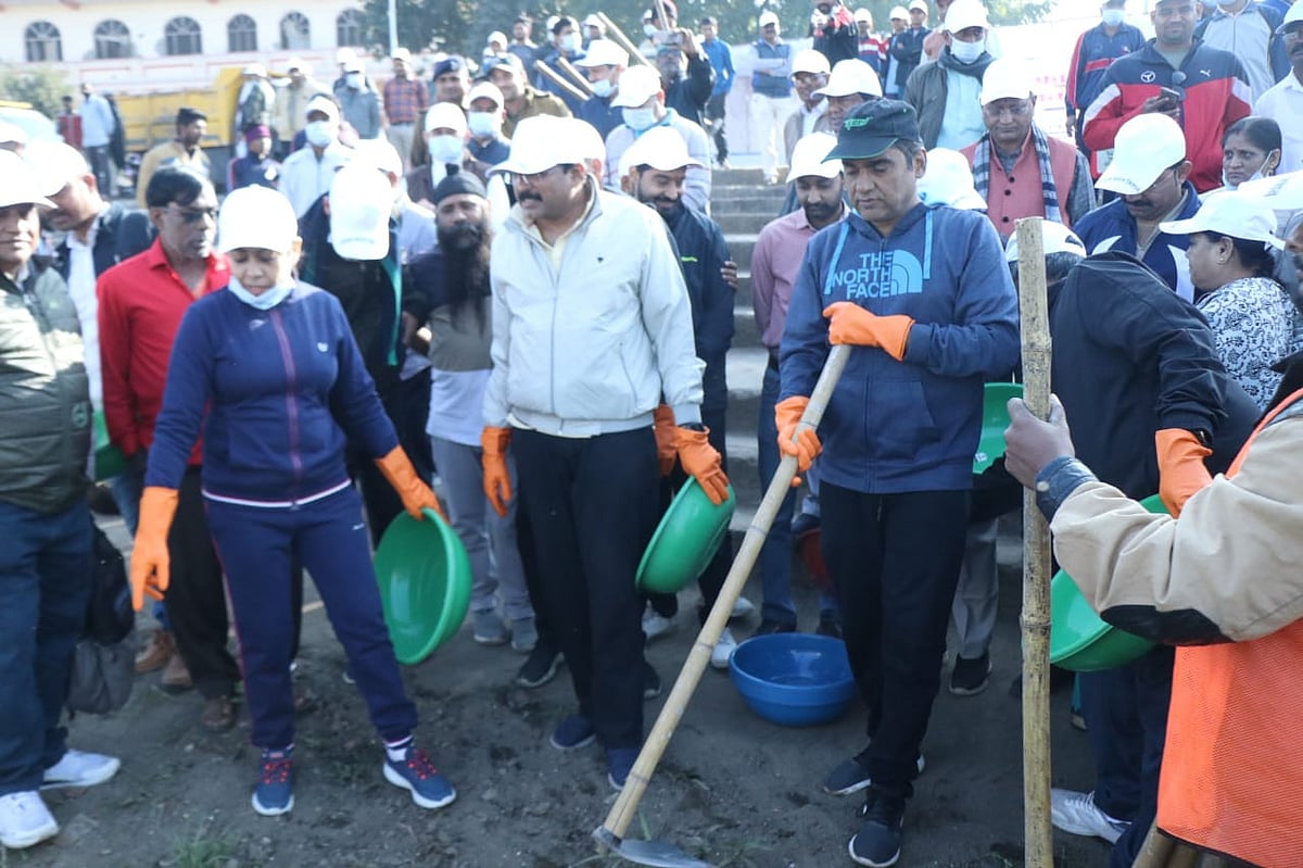 Madhya Pradesh: MP Gajendrasinh Patel , district collector Kumar Purushottam lead hundreds in cleaning river Kunda