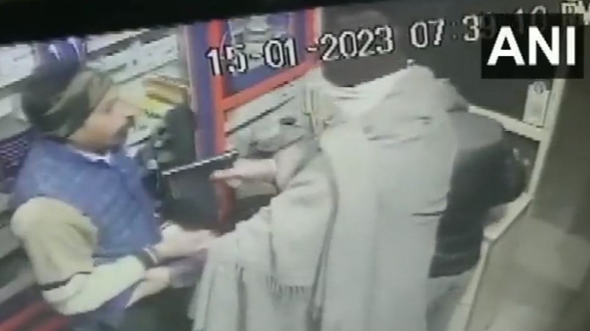 ON CAMERA: 3 men loot ₹ 40,000 at gunpoint from pharmacy owner in Punjab's Faridkot