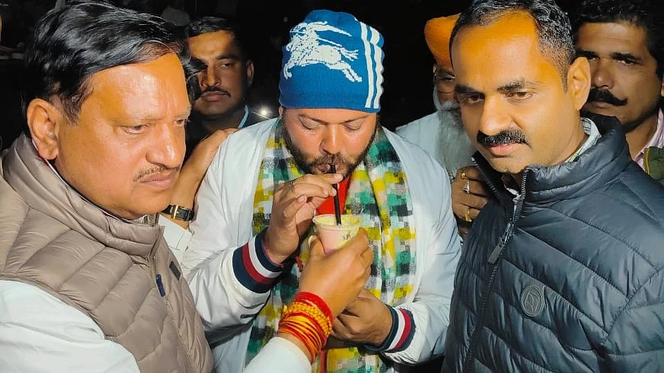 Cooperative minister Arvind Singh Bhadoria ends the hunger strike of Karni Sena state president Jeewan Singh Sherpur by offering juice at Mahatma Gandhi square on Wednesday night |