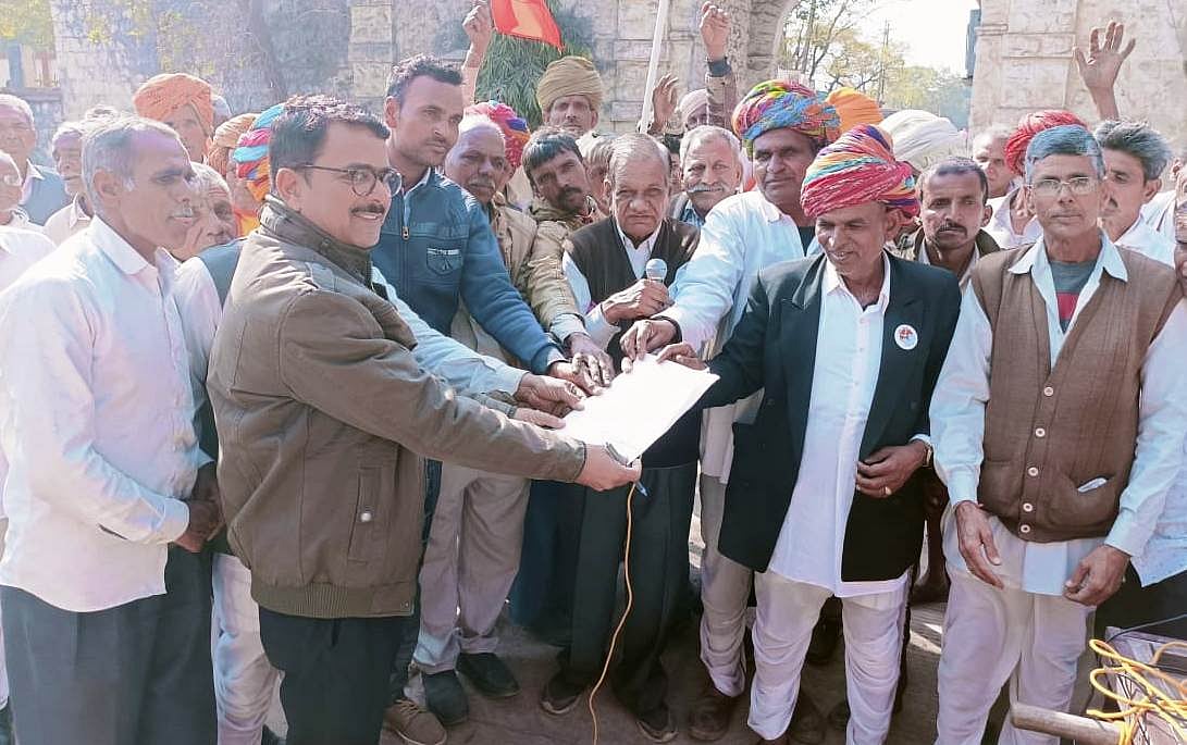 Madhya Pradesh: Farmers carry out rally, demand compensation for crop loss in Suwasara