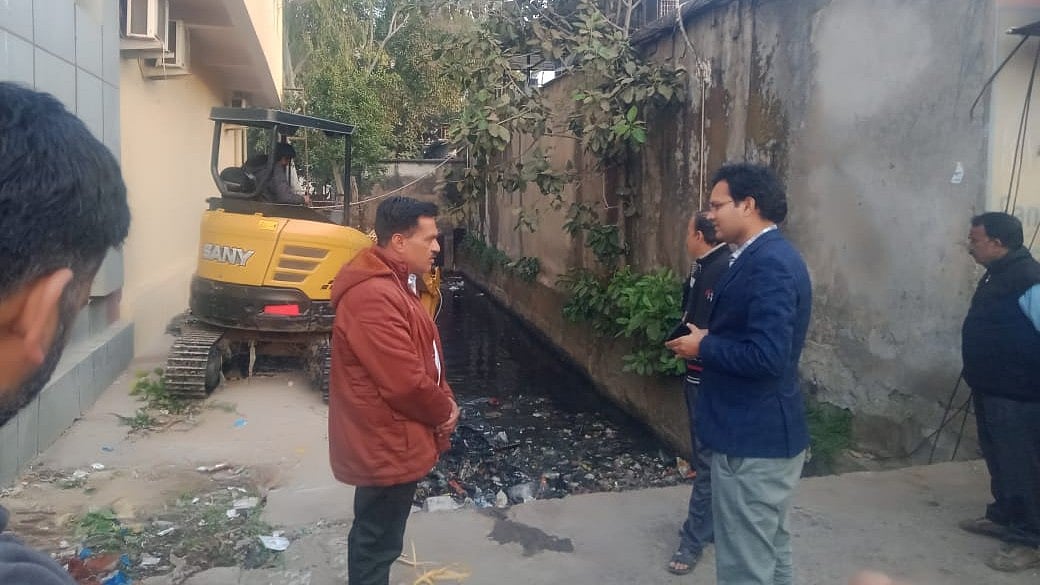 Madhya Pradesh: Nullah lying choked for years cleaned, residents feel relieved in Narmadapuram