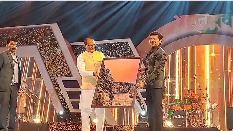 MP: CM Chouhan honours, sings with playback singer Shaan on stage in Jabalpur; announces building Narmada corridor 