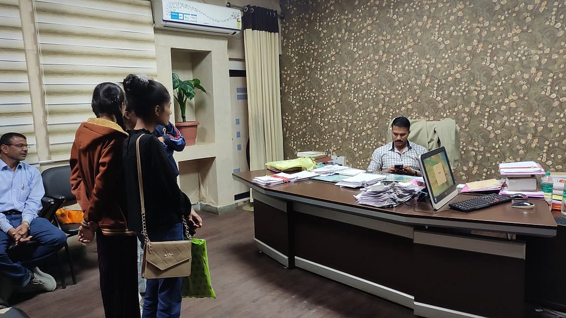 Madhya Pradesh: SDM provides succour to harassed kids in Barwani