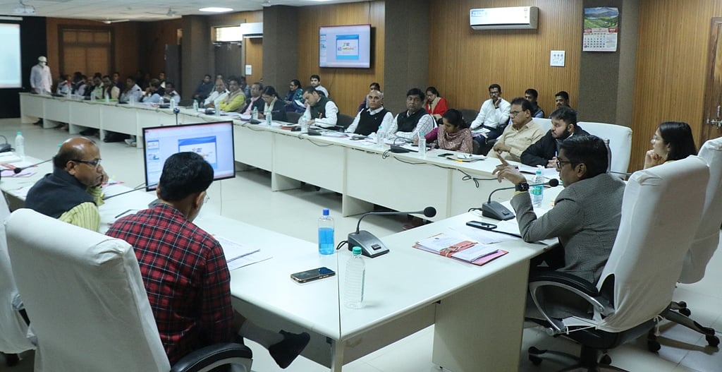 Madhya Pradesh: Collector asks for timely disposal of CM helpline complaints in Khargone