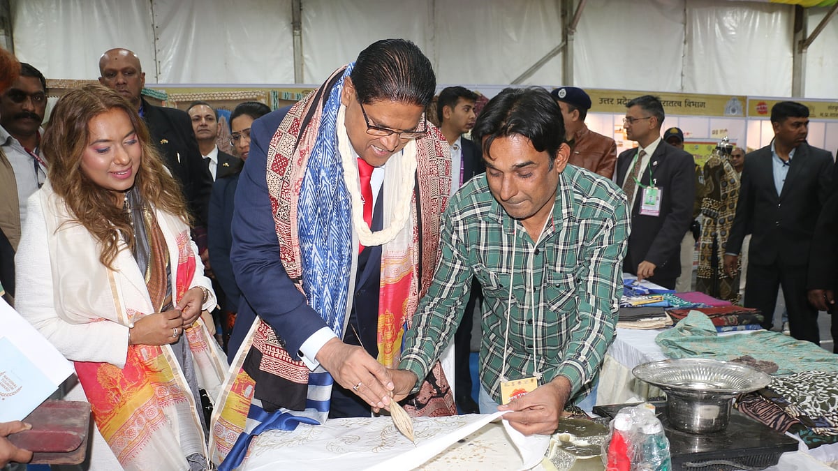 Suriname President Chandrikapersad Santokhi tries his hands at Bagh print in Lok Kala Utsav Mela at Lalbagh