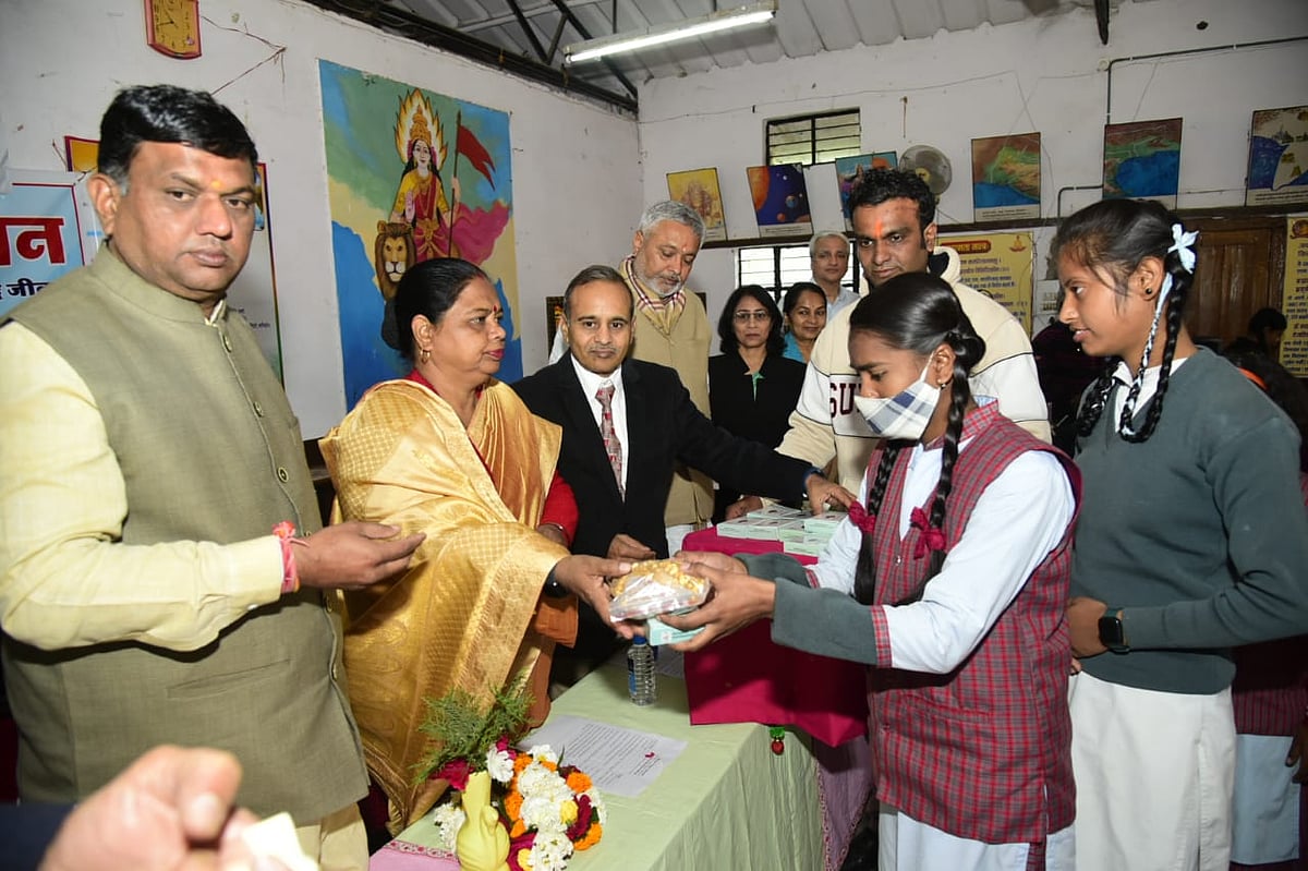 Bhopal: Mayor distributes ‘Urja Shakti Patti' to anaemic students