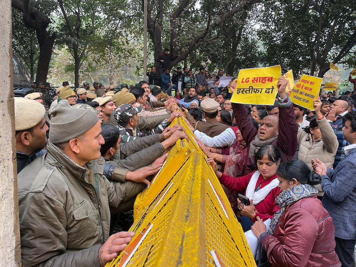 Around 200 AAP leaders and workers gathered outside Raj Niwas at Civil Lines and raised slogans seeking answers over the incident and demanding the LG's resignation. | Twitter 