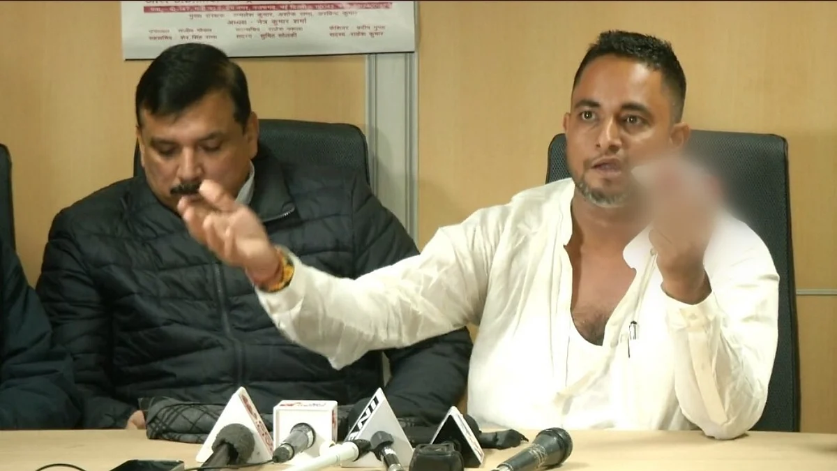 AAP councillor Parveen Kumar addressing a press conference with an injury he allegedly got during clash with BJP leaders in house.