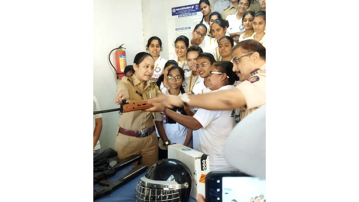 Thane: Joshi-Bedekar college students receive training in weapon handling from police