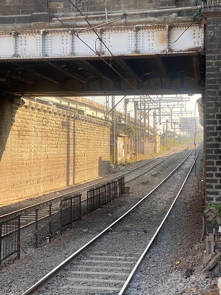 Mumbai: Harbour line local services from CSMT resumed after brief disruption