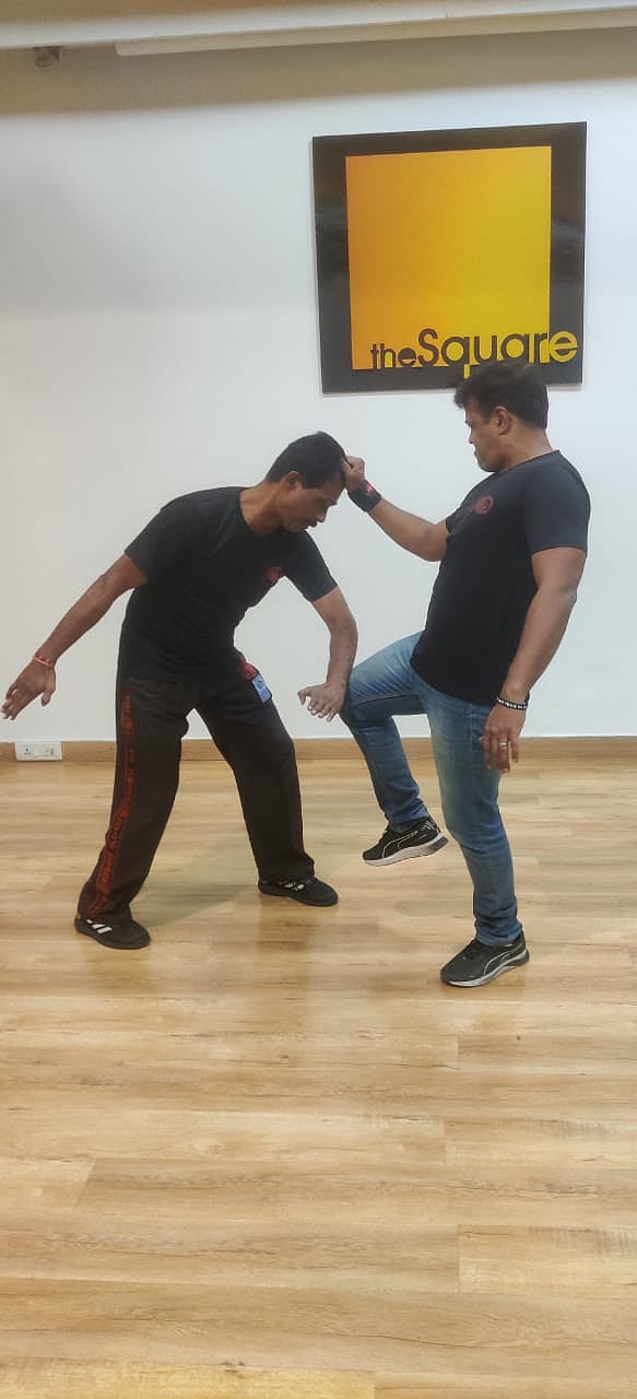 The defender blocks the knee kick with his forearm/ IKMF