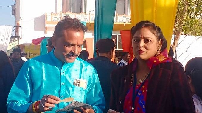 NRI couple enjoys till-gud' at Laomni garden