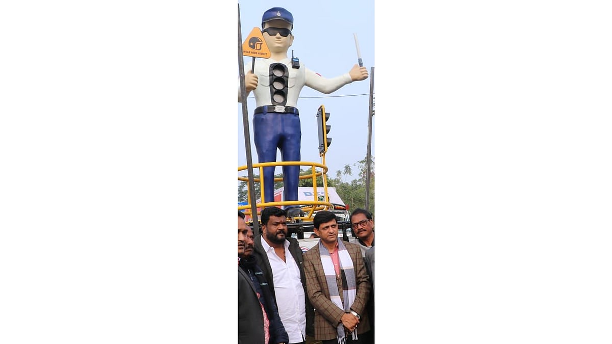 Indore: New robotic traffic signal installed 