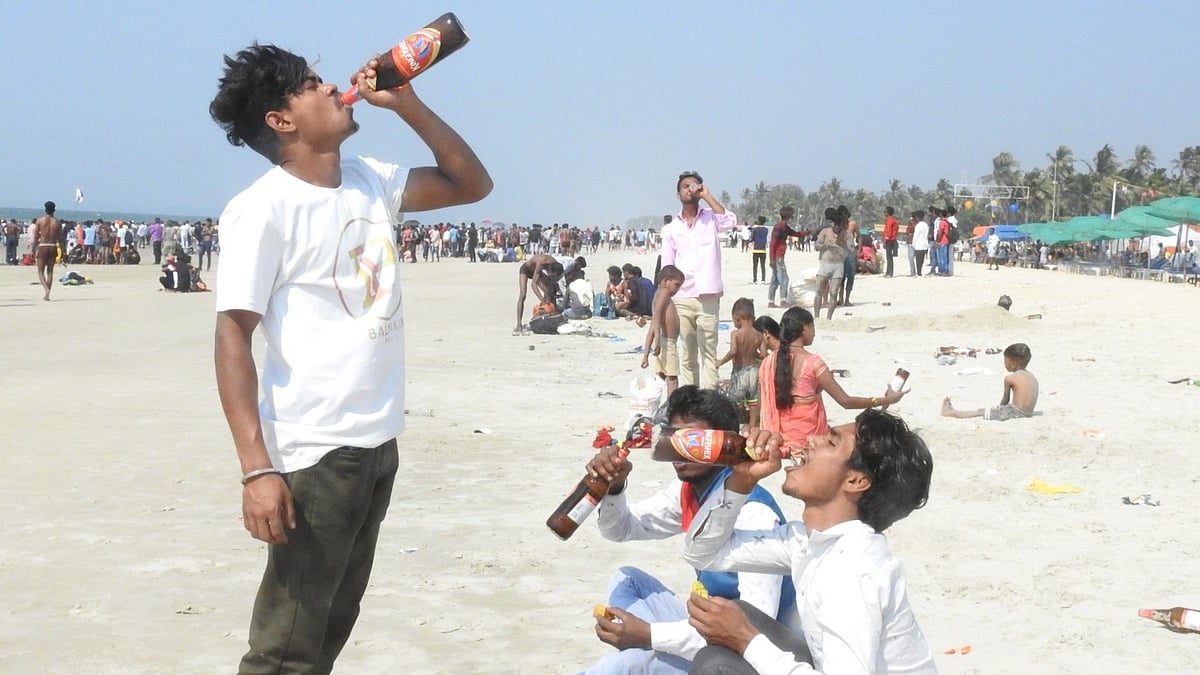 Goa: Colva turns makeshift bar as tourists mark New Year | 