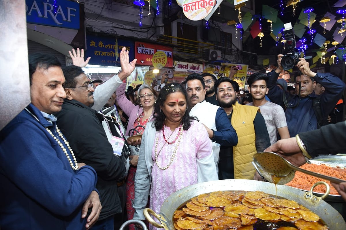 NRIs enjoy street food at sarafa on Sunday night