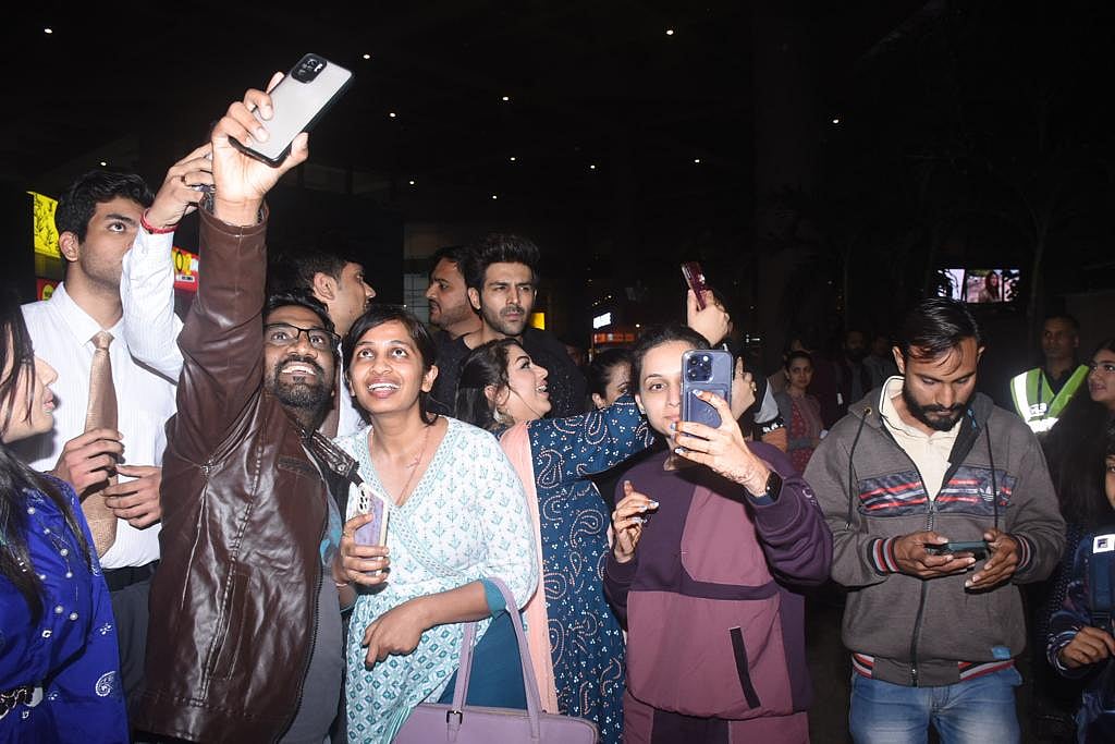 PHOTOS: Kartik Aaryan gets mobbed at Mumbai airport