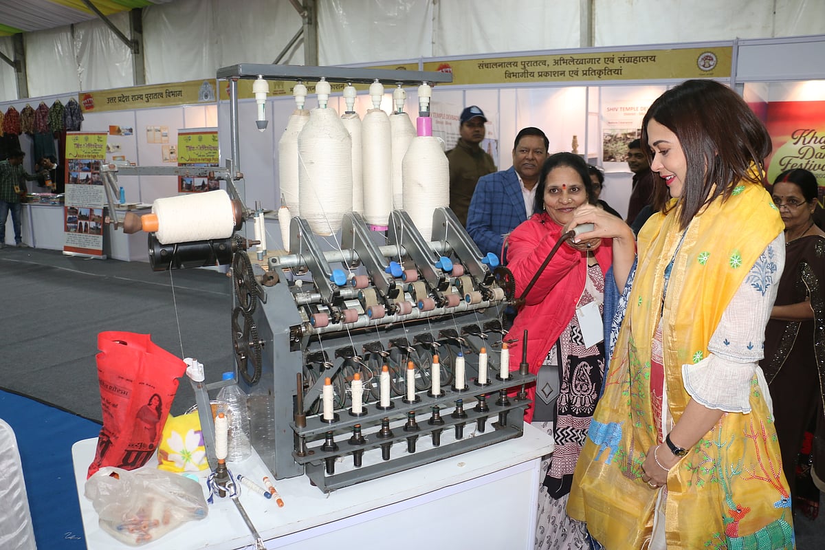 Panama's foreign minister Janaina Tewaney Mencomo tries her hands at threading machine at Lalbagh