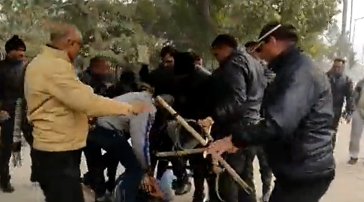 ON CAMERA: Scuffle breaks out between private security guards and vendors near India Gate in Delhi 
