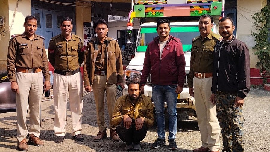 Madhya Pradesh: Vehicle carrying eight cattle illegally seized, driver held in Soyatkalan