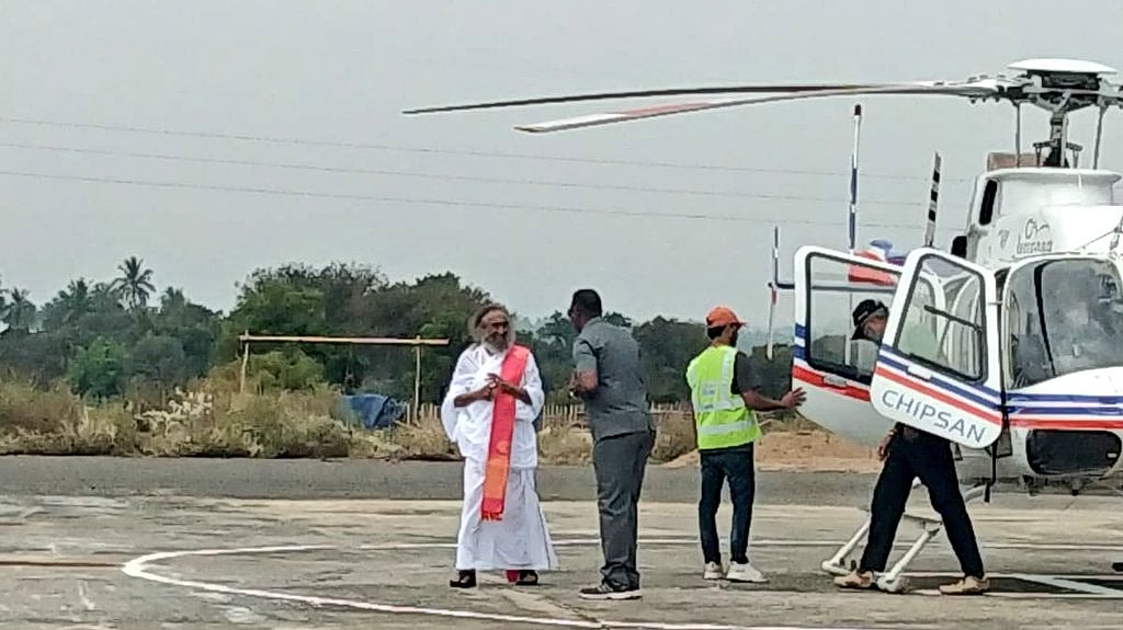 Helicopter carrying Sri Sri Ravi Shankar makes emergency landing due to bad weather in Tamil Nadu; visuals surface