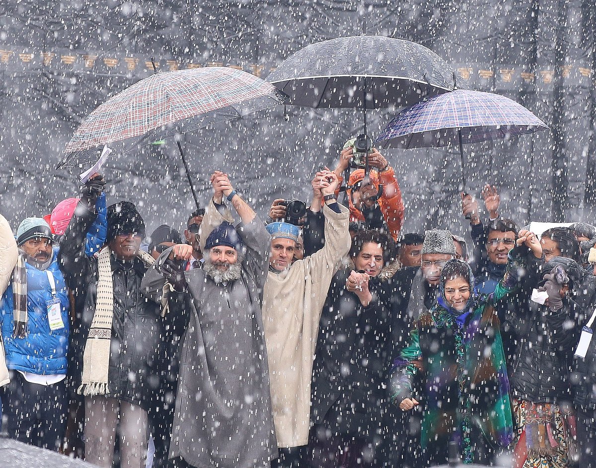 Rahul Gandhi poses for a picture with opposition leaders at the end of Bharat Jodo Yatra.