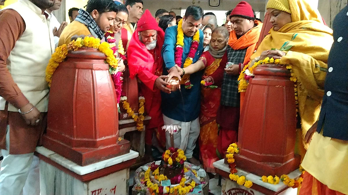 Madhya Pradesh: Gadkari offers prayers at Peetambra Peeth in Datia | Twitter